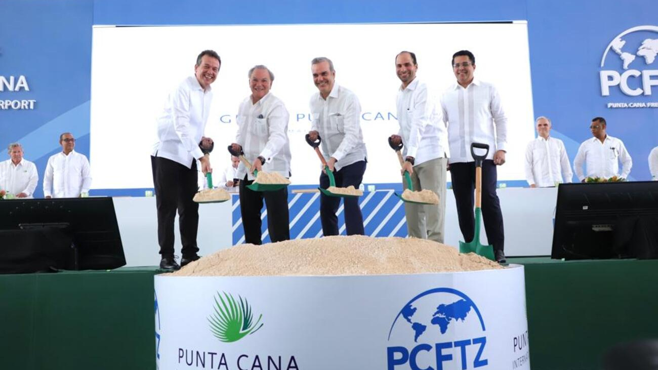 Abinader asiste primer palazo ampliación aeropuerto Punta Cana y construcción de centro logístico